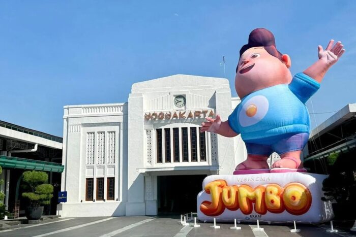 PT Kereta Api Indonesia berkolaborasi dengan Visinema menghadirkan Balon Jumbo Dolan Jogja setinggi 10 meter di depan Stasiun Yogyakarta selama 18–30 Juni 2025. ANTARA/HO-Humas KAI