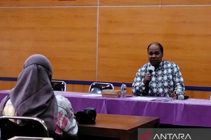 Kepala Bidang Pemasaran Dinas Pariwisata Kabupaten Sleman Kus Endarto saat memberikan keterangan terkait pelaksanaan Tour de Merapi 2025 di Kantor Dinas Pariwisata Sleman, Jumat (20/6/2025). ANTARA/Victorianus Sat Pranyoto