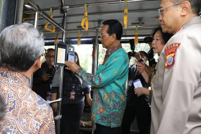 Gubernur DIY Sri Sultan Hamengku Buwono X mencoba sistem QRIS TAP pada alat pemindai pembayaran di dalam bus Trans Jogja saat peluncuran QRIS TAP sektor transportasi dan Kick Off QRIS Jelajah Indonesia 2025 di Yogyakarta, Senin (4/8/2025). ANTARA/HO-KPwBI DIY