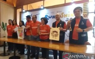Direktur Utama GIK UGM,Alfatika Aunuriella Dini (kedua kiri) bersama Ketua Kahgama Prof Paripurna P. Sugarda (keempat kanan) bersama perwakilan dari Sirah Travel Yoyo Prasetyo (kedua kanan) dan Andi Fadly Arifuddin (pertama kanan) berfoto dalam konferesi pers ajang lari Jogja Run'nShine 2025 di Jakarta, Kamis (14/8/2025). ANTARA/Aloysius Lewokeda/aa.
