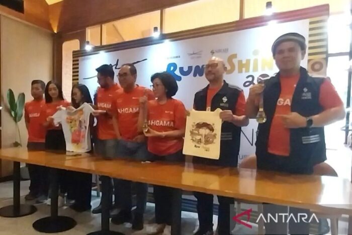Direktur Utama GIK UGM,Alfatika Aunuriella Dini (kedua kiri) bersama Ketua Kahgama Prof Paripurna P. Sugarda (keempat kanan) bersama perwakilan dari Sirah Travel Yoyo Prasetyo (kedua kanan) dan Andi Fadly Arifuddin (pertama kanan) berfoto dalam konferesi pers ajang lari Jogja Run'nShine 2025 di Jakarta, Kamis (14/8/2025). ANTARA/Aloysius Lewokeda/aa.