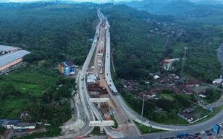 Foto udara kendaraan melintas di dekat pembangunan akses Jalan Tol Yogyakarta-Bawen seksi 6 Simpang Susun (SS) Ambarawa-Bawen, Bawen, Kabupaten Semarang, Jawa Tengah, Minggu (25/5/2025). . ANTARA FOTO/Makna Zaezar/YU