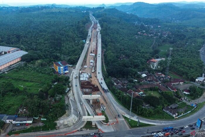 Foto udara kendaraan melintas di dekat pembangunan akses Jalan Tol Yogyakarta-Bawen seksi 6 Simpang Susun (SS) Ambarawa-Bawen, Bawen, Kabupaten Semarang, Jawa Tengah, Minggu (25/5/2025). . ANTARA FOTO/Makna Zaezar/YU