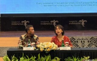 Ketua Panitia JCWF Gusti Kanjeng Ratu (GKR) Bendara (kanan) menjelaskan rangkaian acara dari Jogja Cultural Wellness Festival/JCWF dalam konferensi pers Wonderful Indonesia Wellness di Jakarta, Rabu (17/9/2025). (ANTARA/Hreeloita Dharma Shanti)