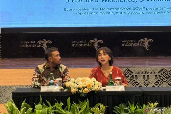 Ketua Panitia JCWF Gusti Kanjeng Ratu (GKR) Bendara (kanan) menjelaskan rangkaian acara dari Jogja Cultural Wellness Festival/JCWF dalam konferensi pers Wonderful Indonesia Wellness di Jakarta, Rabu (17/9/2025). (ANTARA/Hreeloita Dharma Shanti)