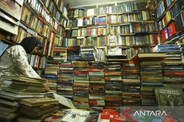 Ilustrasi - Amik (47) seorang penjual buku lama menjajakan buku daganganya di Pasar Buku kawasan Taman Pintar, Yogyakarta. Pasar Buku di kawasan Taman Pintar yang dahulu dikenal dengan nama "shoping" itu menjadi salah satu tujuan untuk mencari buku-buku keluaran terbaru atau buku bekas maupun langka. ANTARA FOTO/Andreas Fitri Atmoko/Rei/ama/pri.