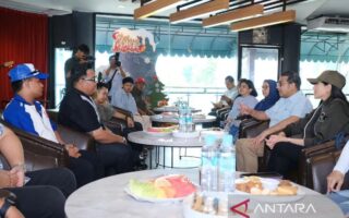 Menteri Ekonomi Kreatif, Teuku Riefky Harsya, bertemu musisi Ndarboy Genk, Yogyakarta, Minggu (4/1/2026). ANTARA/HO Kementerian Ekonomi Kreatif