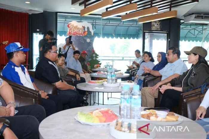 Menteri Ekonomi Kreatif, Teuku Riefky Harsya, bertemu musisi Ndarboy Genk, Yogyakarta, Minggu (4/1/2026). ANTARA/HO Kementerian Ekonomi Kreatif