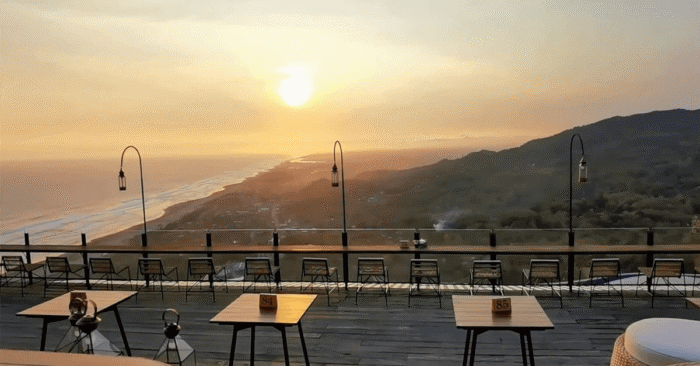 Suasana senja yang syahdu di Obelix Sea View