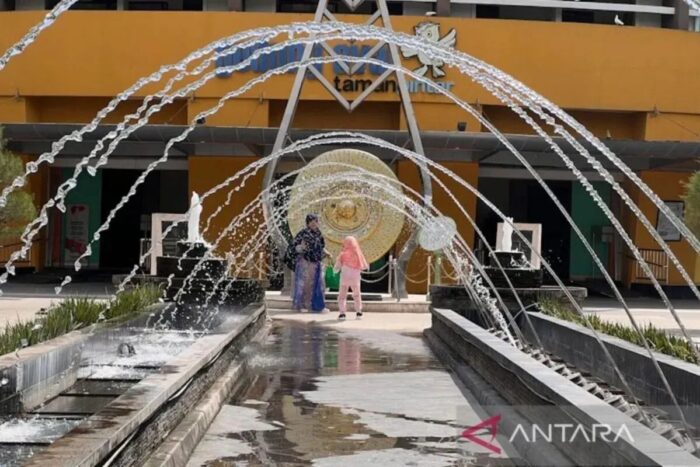 Arsip foto - Wisatawan di Taman Pintar Yogyakarta sedang berfoto di salah satu wahana di tempat wisata dan edukasi tersebut. ANTARA/Eka AR.