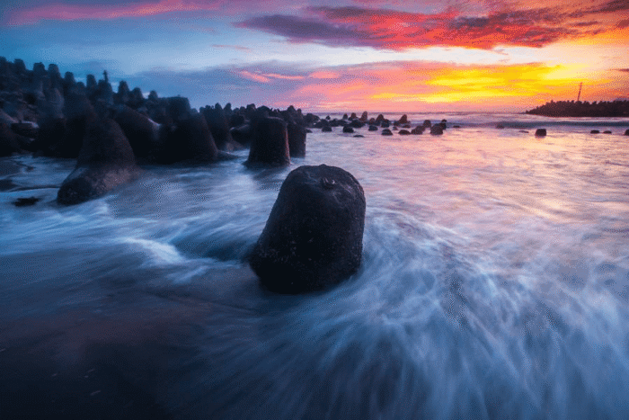 Ikon tetrapod pemecah ombak di Pantai Glaga
