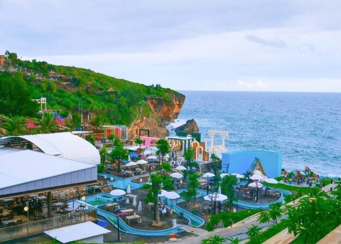 Spot foto dengan latar samudra di HeHa Ocean View