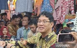 Menteri Keuangan Purbaya Yudhi Sadewa berbincang dengan pedagang saat meninjau aktivitas perdagangan di Pasar Beringharjo, Kota Yogyakarta, Selasa (17/3/2026). ANTARA/Luqman Hakim