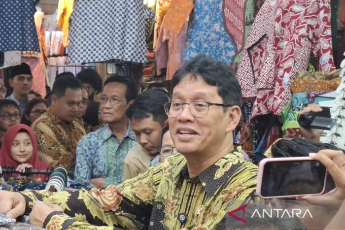 Menteri Keuangan Purbaya Yudhi Sadewa berbincang dengan pedagang saat meninjau aktivitas perdagangan di Pasar Beringharjo, Kota Yogyakarta, Selasa (17/3/2026). ANTARA/Luqman Hakim