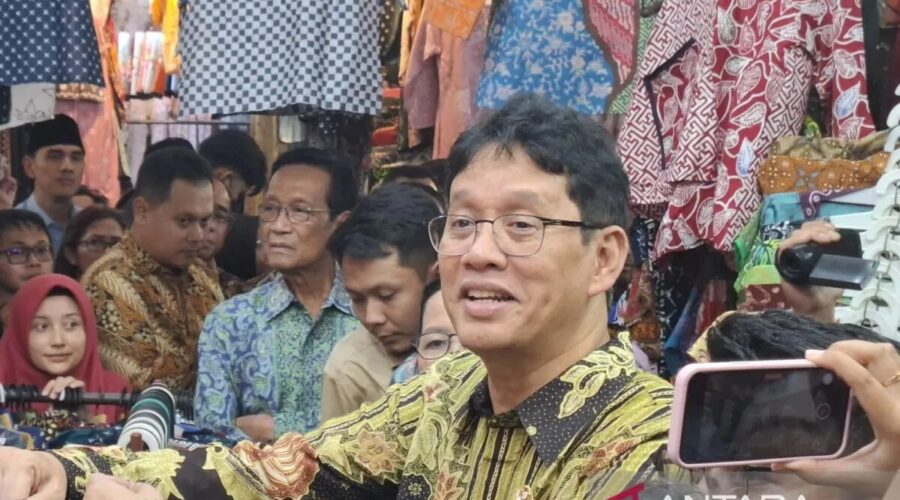 Menteri Keuangan Purbaya Yudhi Sadewa berbincang dengan pedagang saat meninjau aktivitas perdagangan di Pasar Beringharjo, Kota Yogyakarta, Selasa (17/3/2026). ANTARA/Luqman Hakim